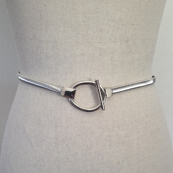 Silver Stretchy Belt With Circular Buckle - Picture 1 of 6